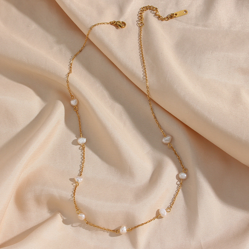 Daily necklace with elegant detail