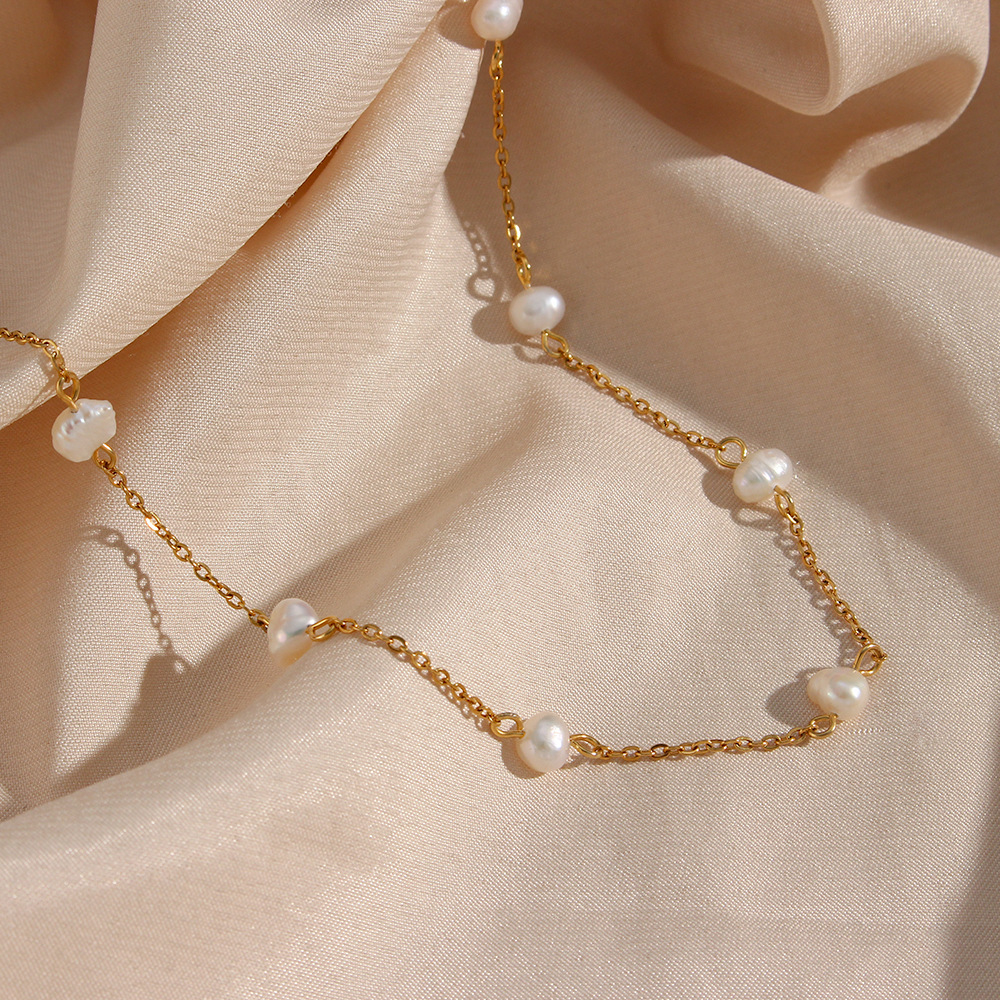 Daily necklace with elegant detail