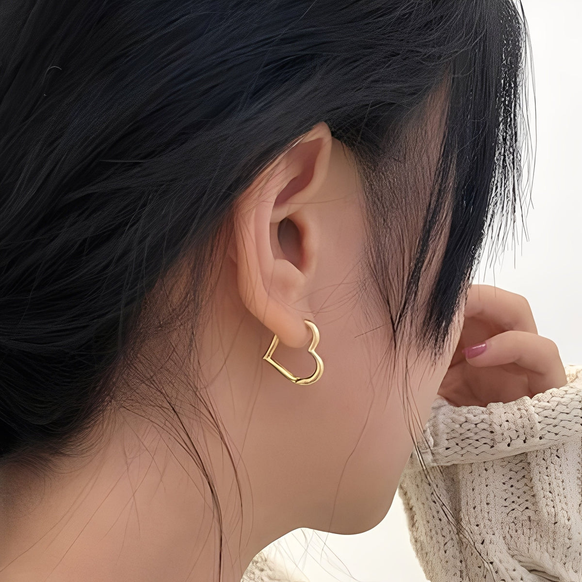 Lena – Heart-shaped gold hoops (pair)