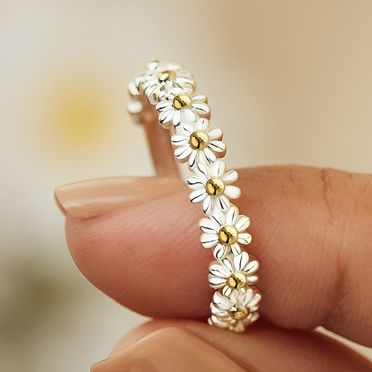 Charlie – Adjustable silver ring with hand-painted daisies