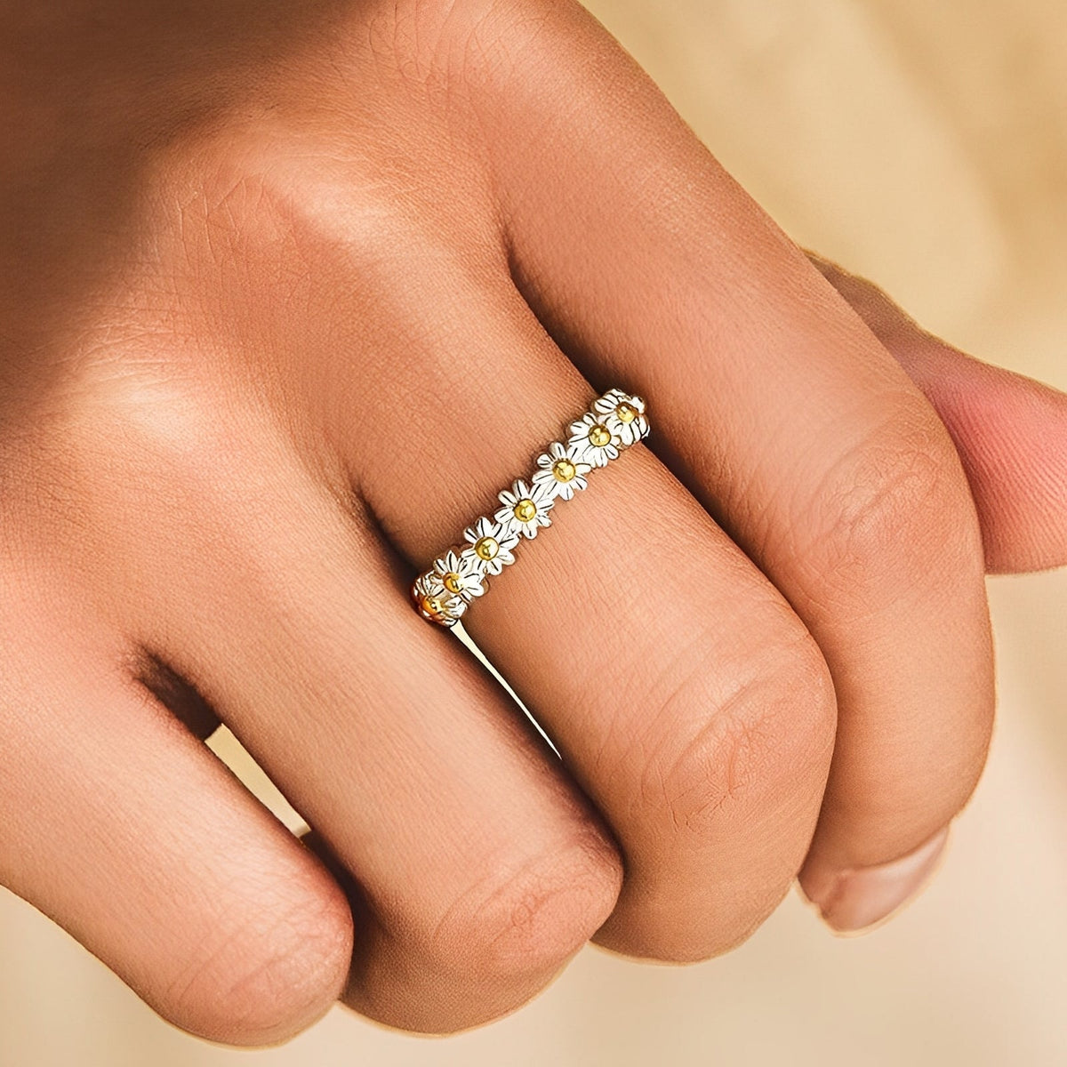 Charlie – Adjustable silver ring with hand-painted daisies