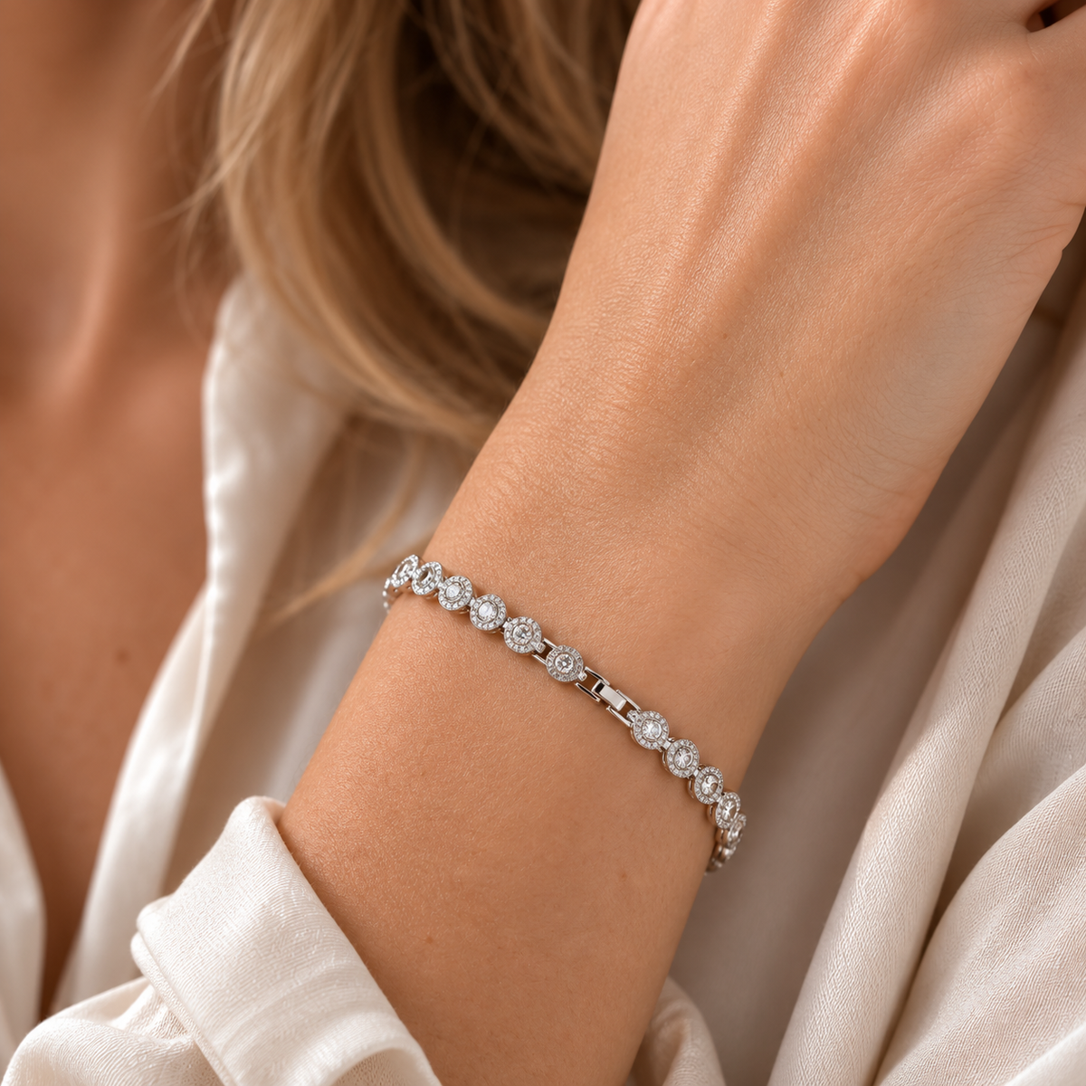 Victoria – Necklace and Bracelet with a Shiny Round Button