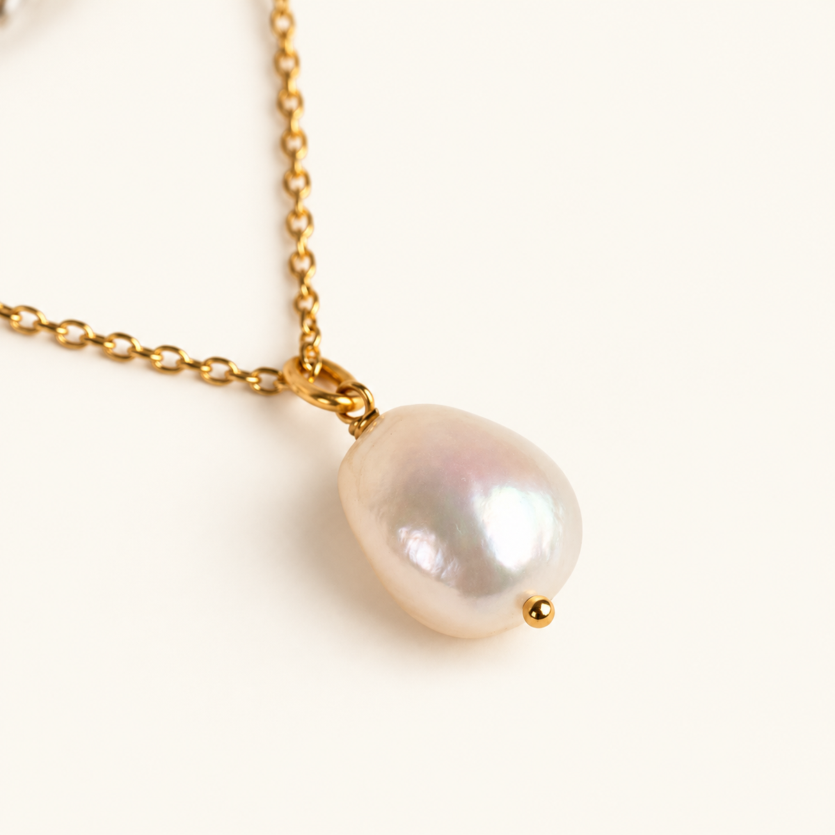 Gold pearl necklace - Shiny pearl pendant