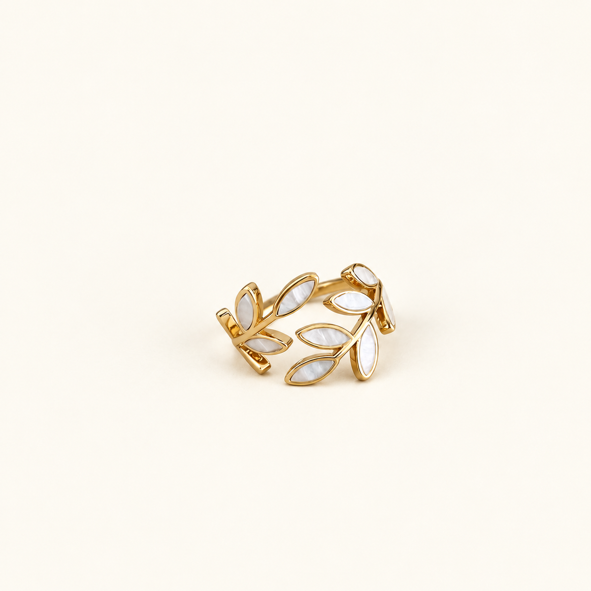 Sylvie – Open ring in silver and white opal