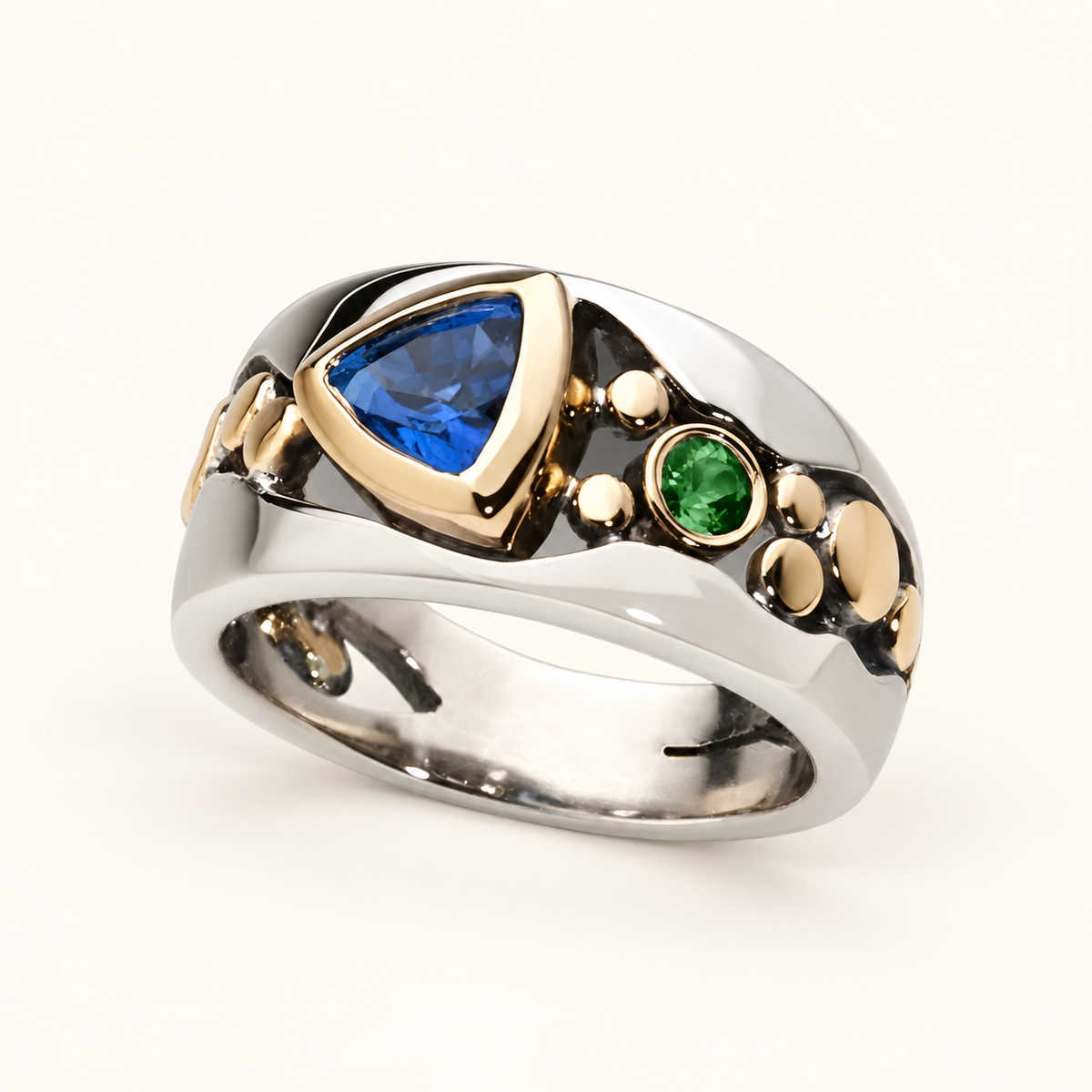 Ricca – Vintage ring with shiny blue crystal