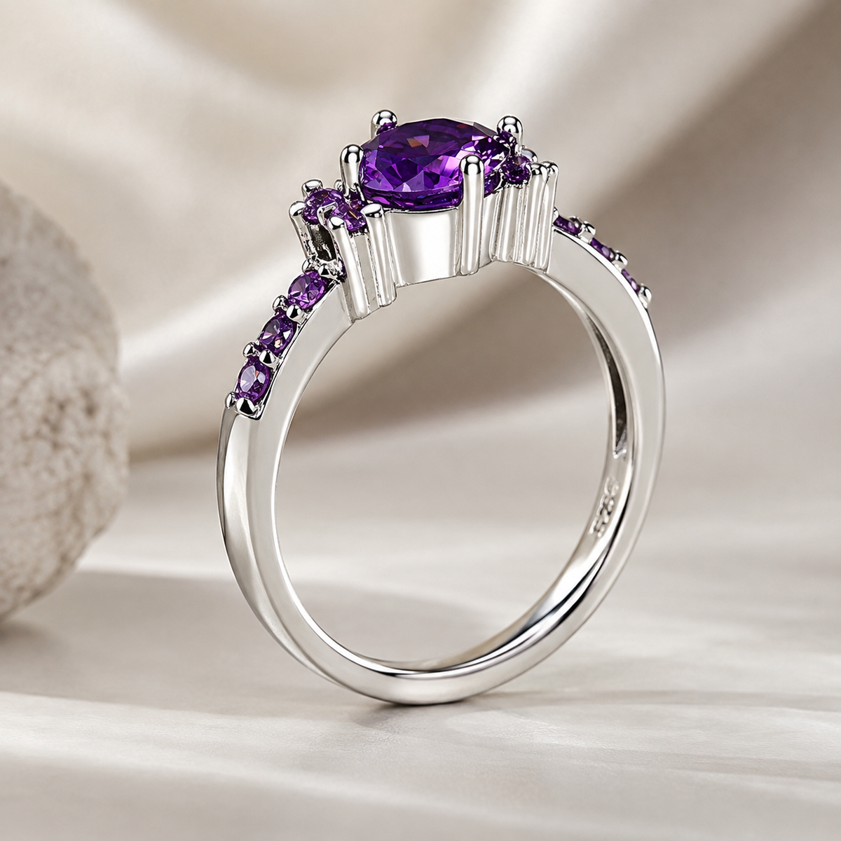 Coralie – Violet amethyst ring