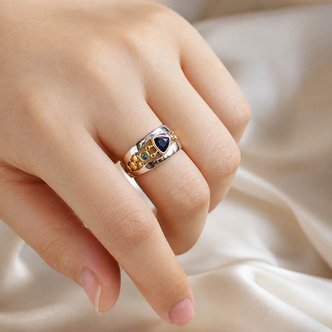 Ricca – Vintage ring with shiny blue crystal