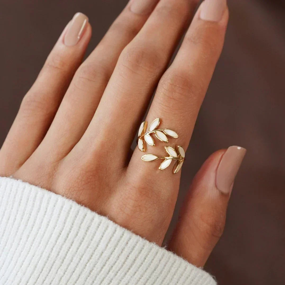 Sylvie – Open ring in silver and white opal
