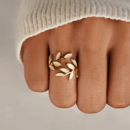 Pria – Elegant ring with white opal and leaf