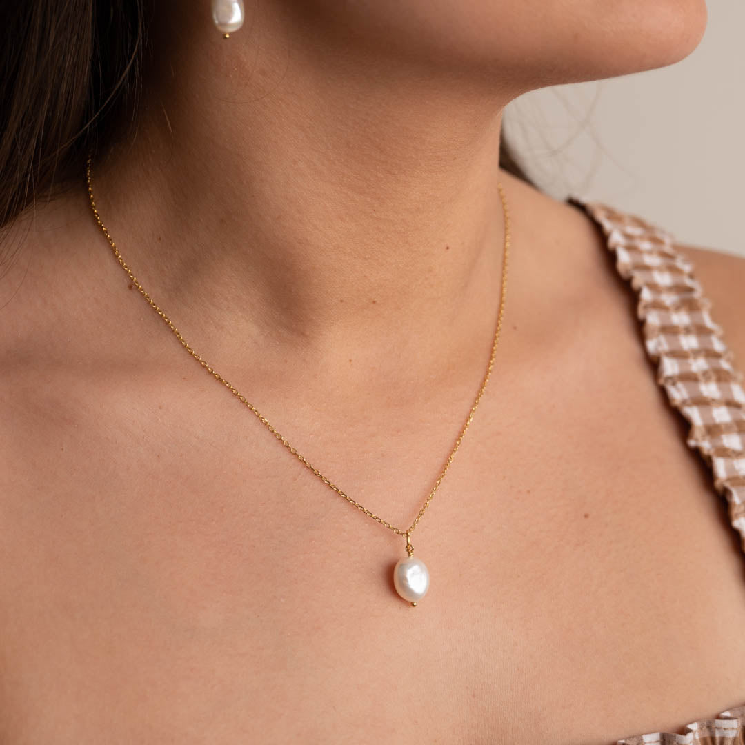 Gold pearl necklace - Shiny pearl pendant