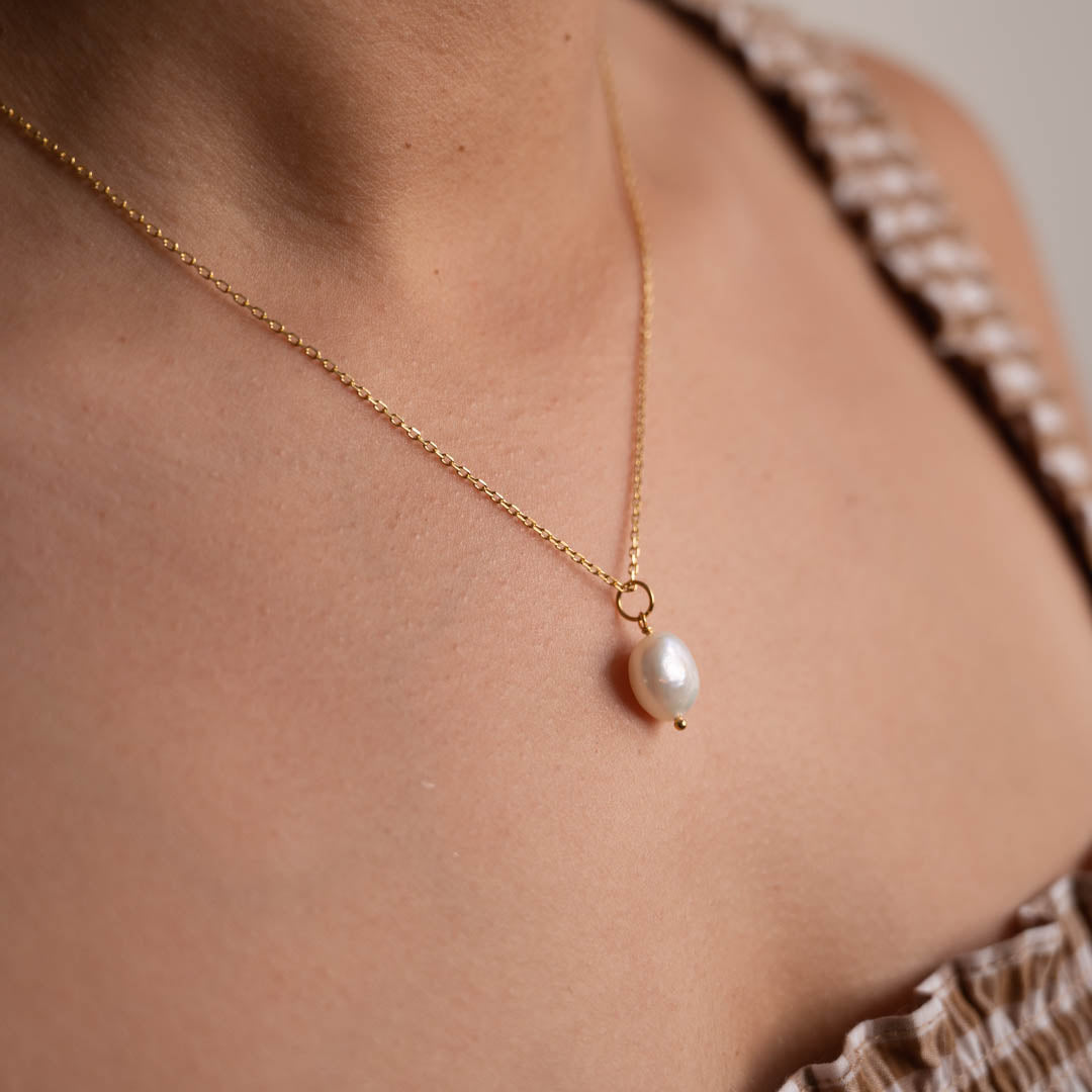 Gold pearl necklace - Shiny pearl pendant