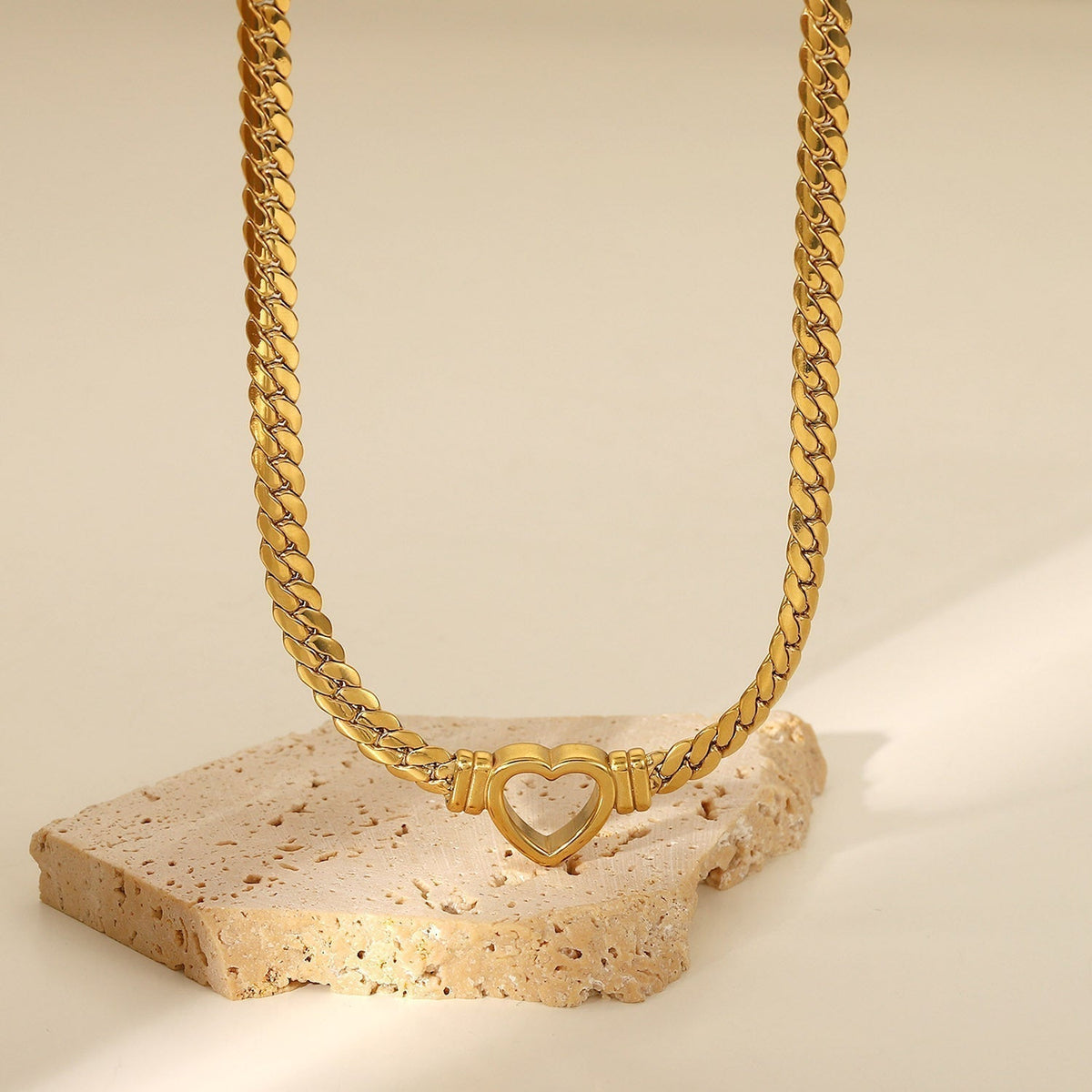 Ara – Gold heart necklace