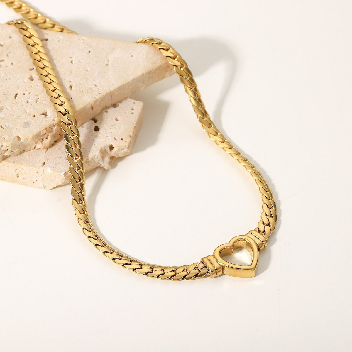 Ara – Gold heart necklace