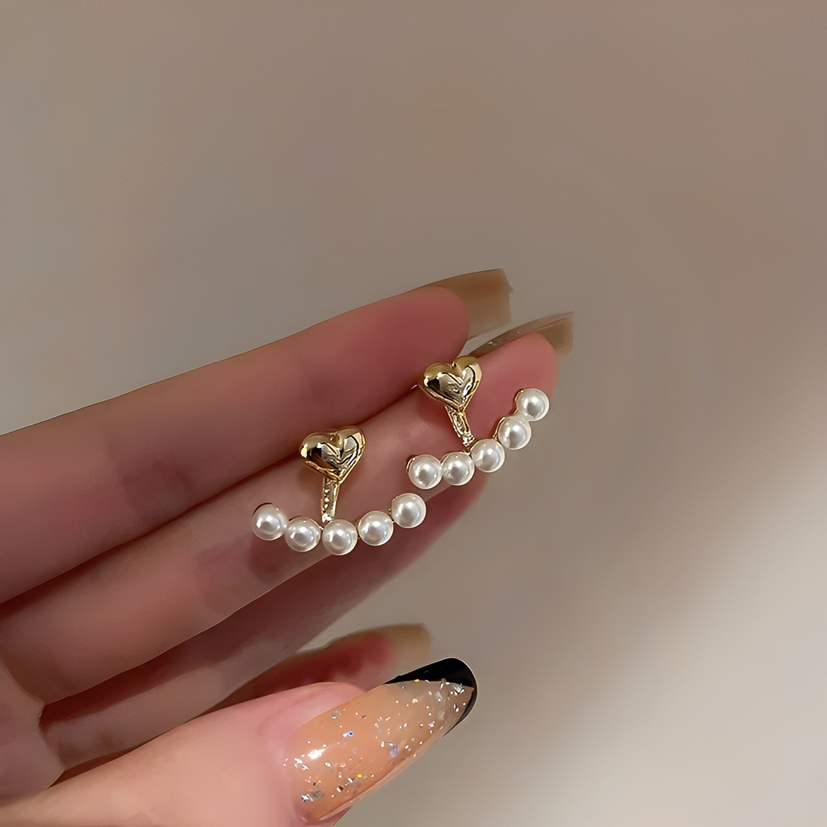 Avery – Gold heart earrings with pearls