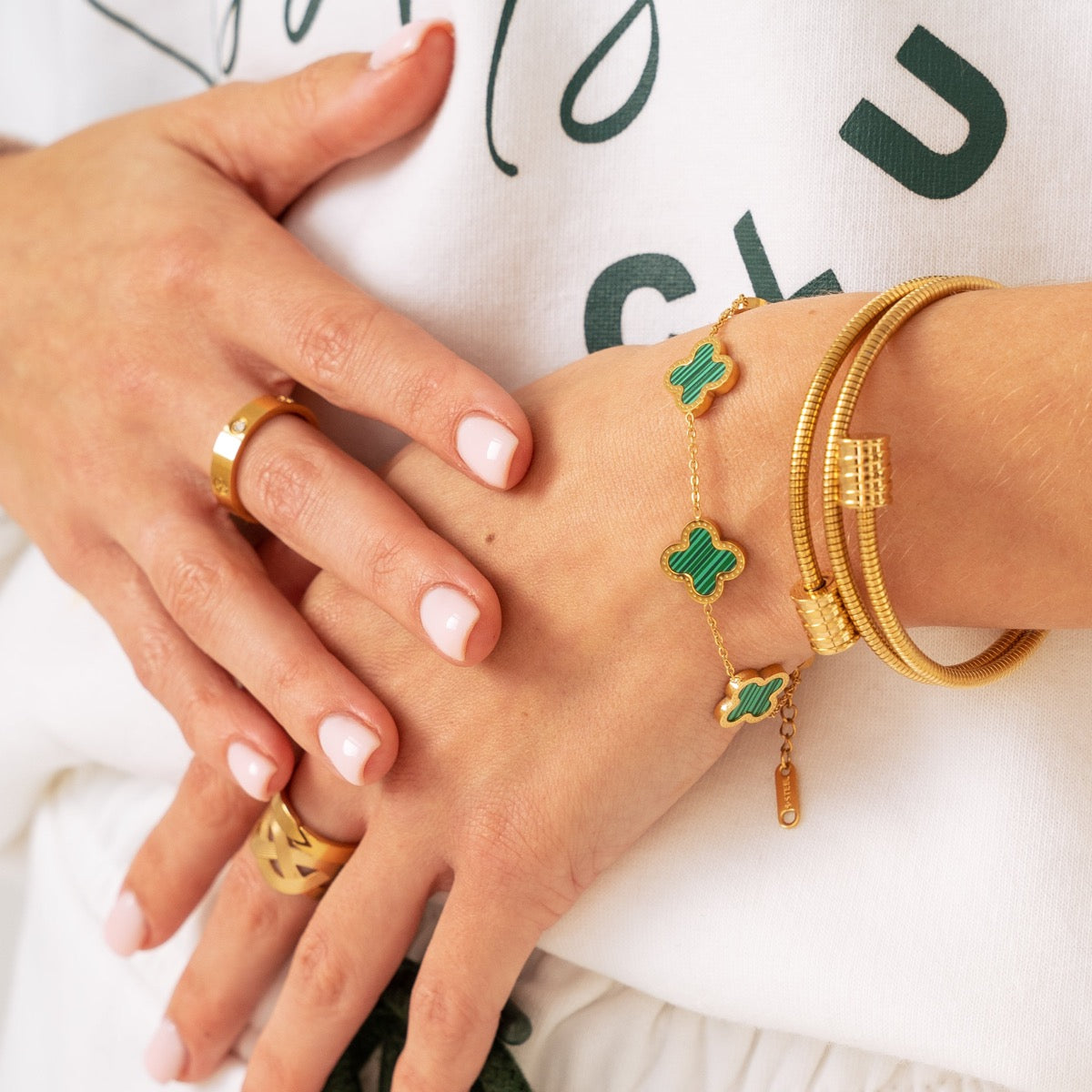 Angie – Bracelet with twisted design in gold