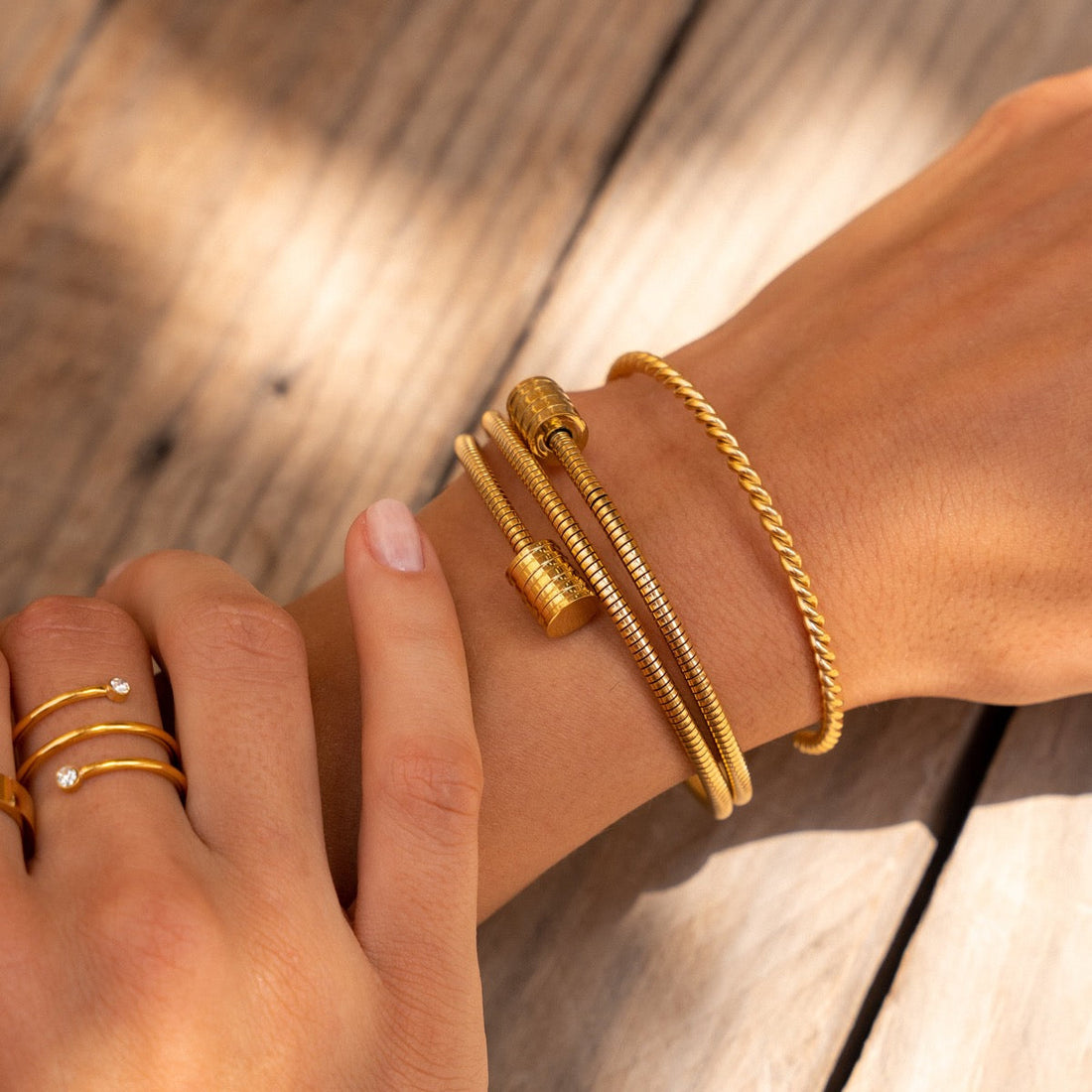 Angie – Bracelet with twisted design in gold