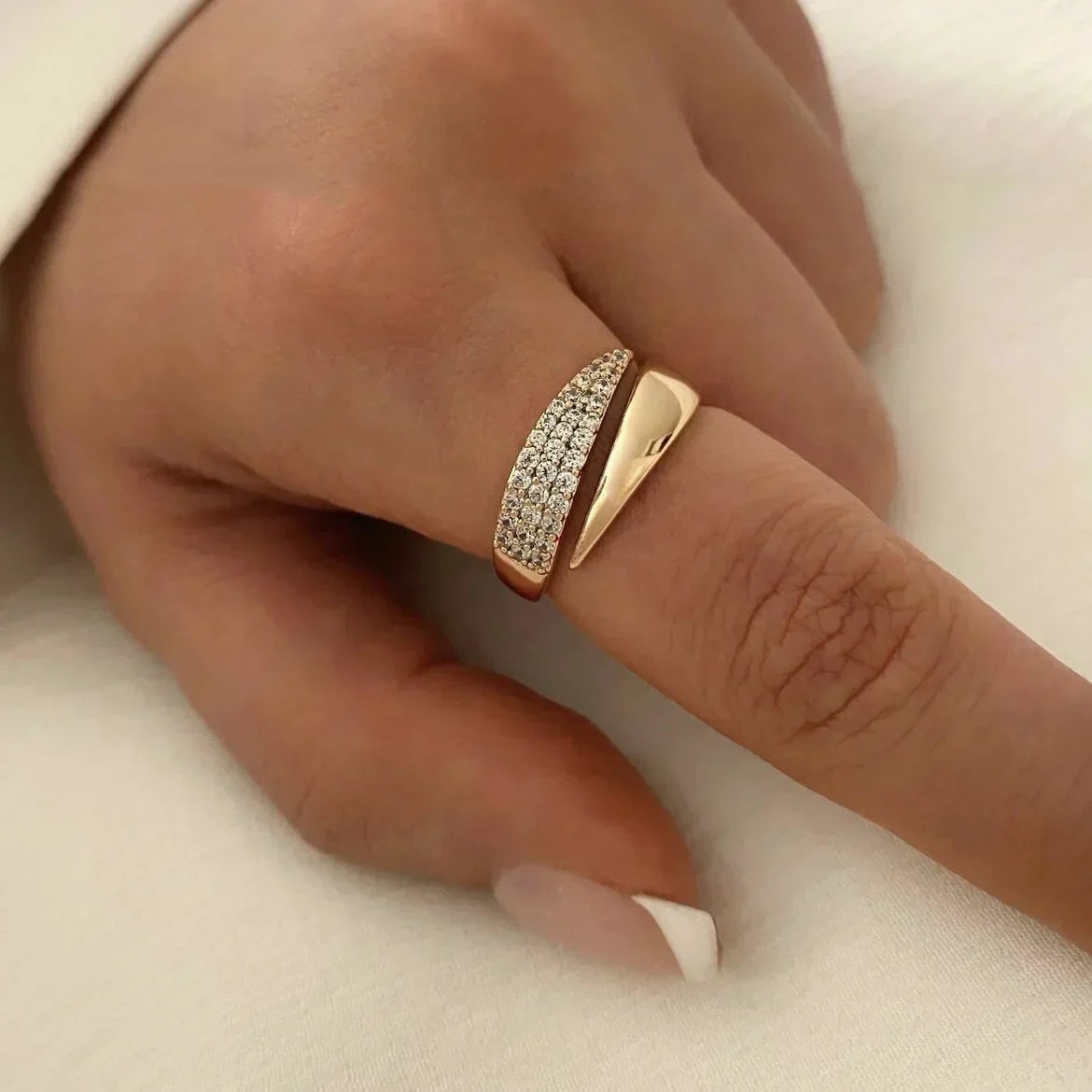 Irina – Curved ring