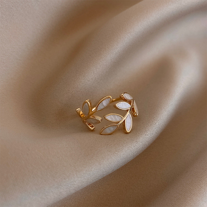 Pria – Elegant ring with white opal and leaf
