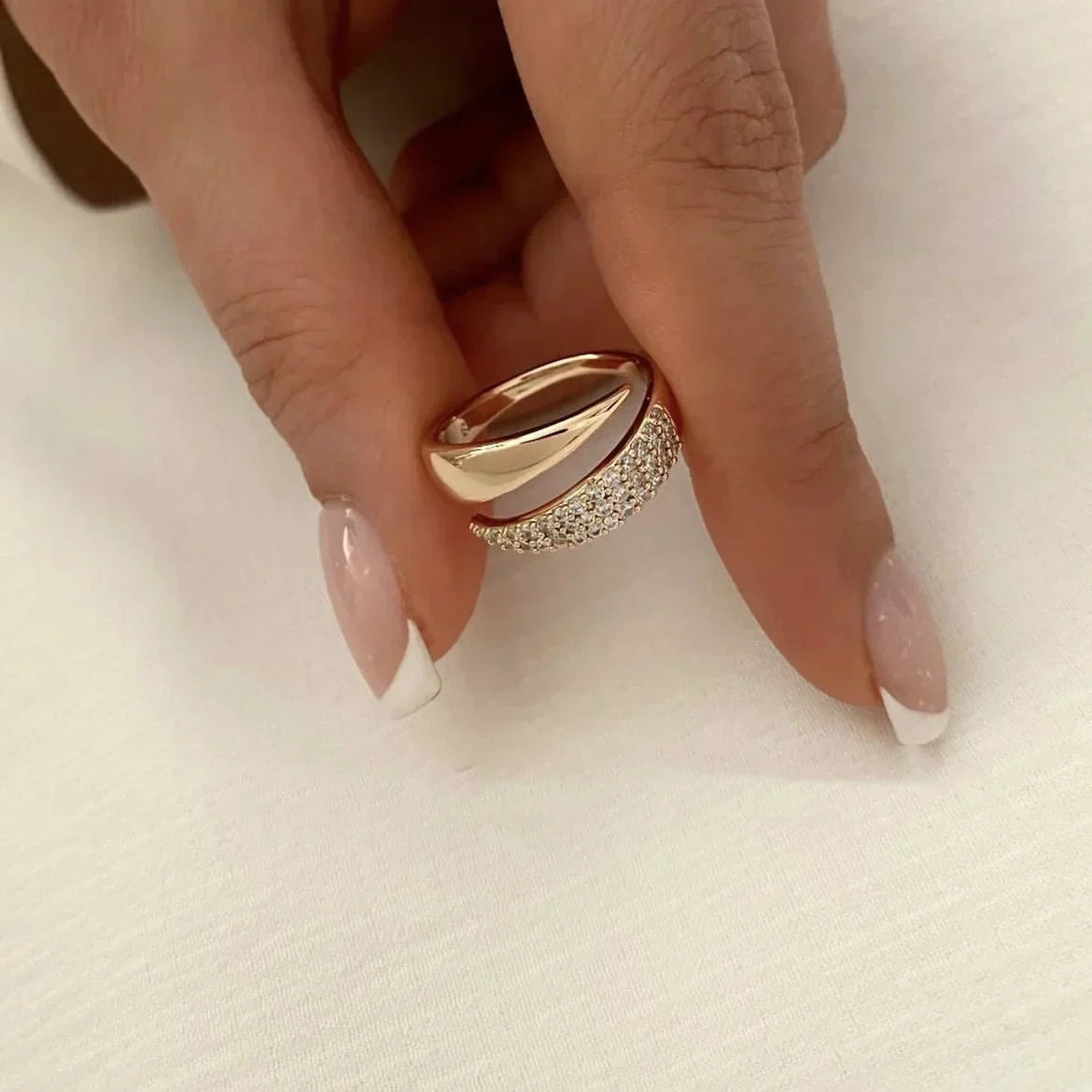 Irina – Curved ring