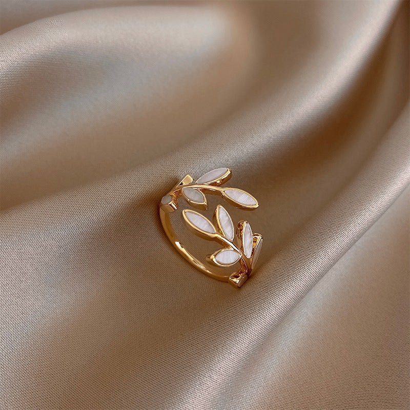 Pria – Elegant ring with white opal and leaf
