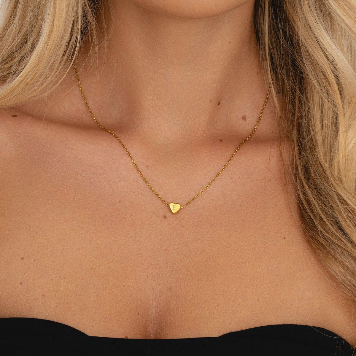 Amora – Necklace with initials in heart shape gold plating