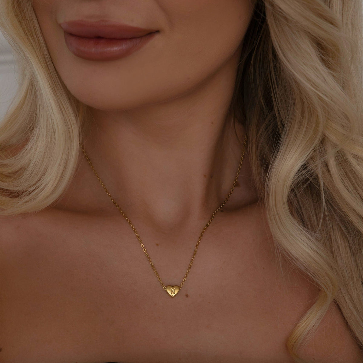 Amora – Necklace with initials in heart shape gold plating