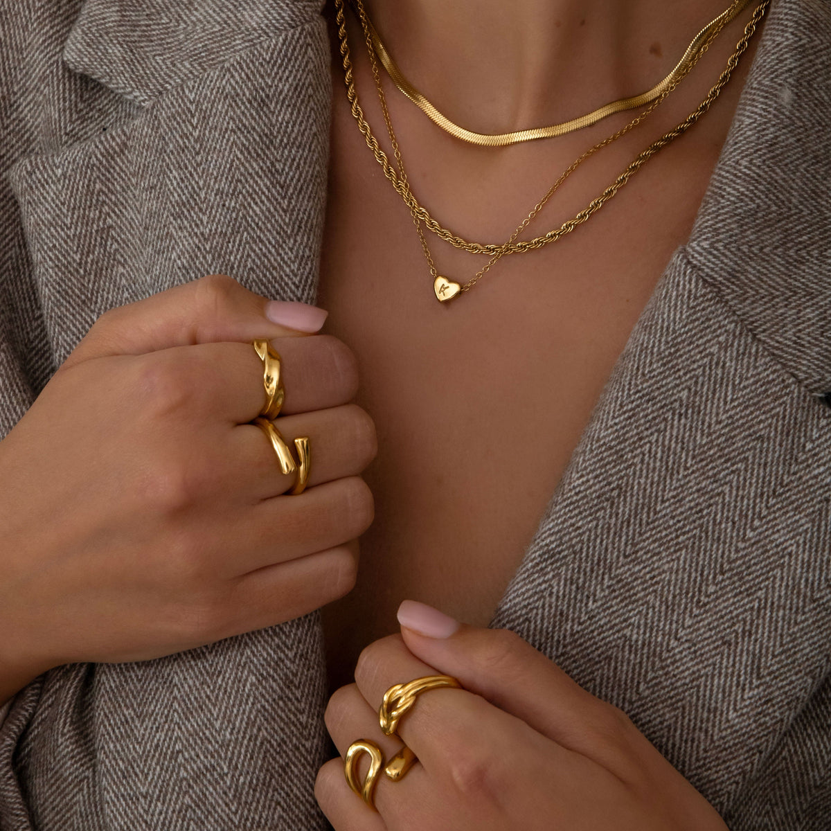 Amora – Necklace with initials in heart shape gold plating