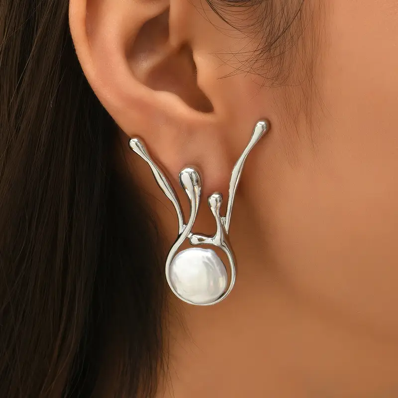 Alice – Pearl and silver earrings