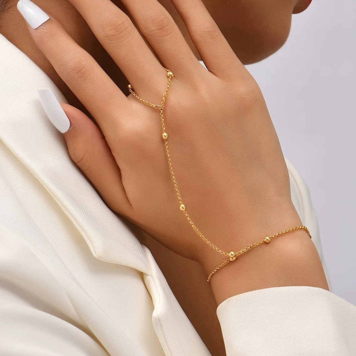 Lisa – Pearl chain bracelet and gloves
