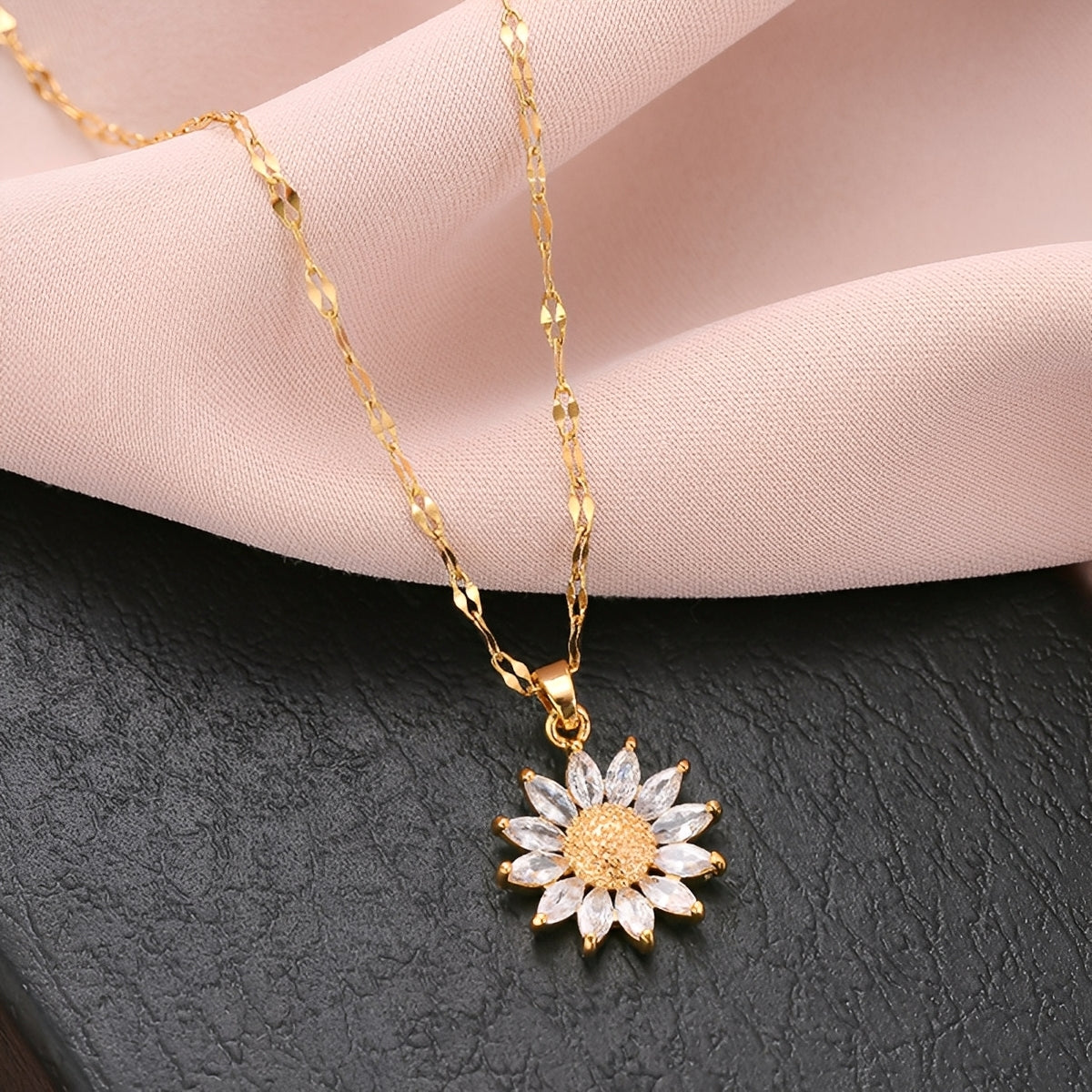 Manon – Bright sunflower necklace in gold