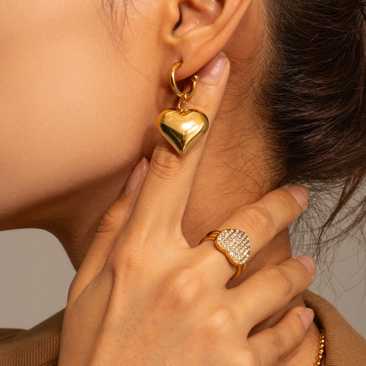 Liza – Hanging heart-shaped gold earrings