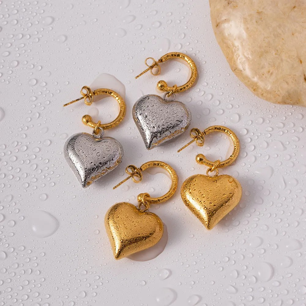 Liza – Hanging heart-shaped gold earrings