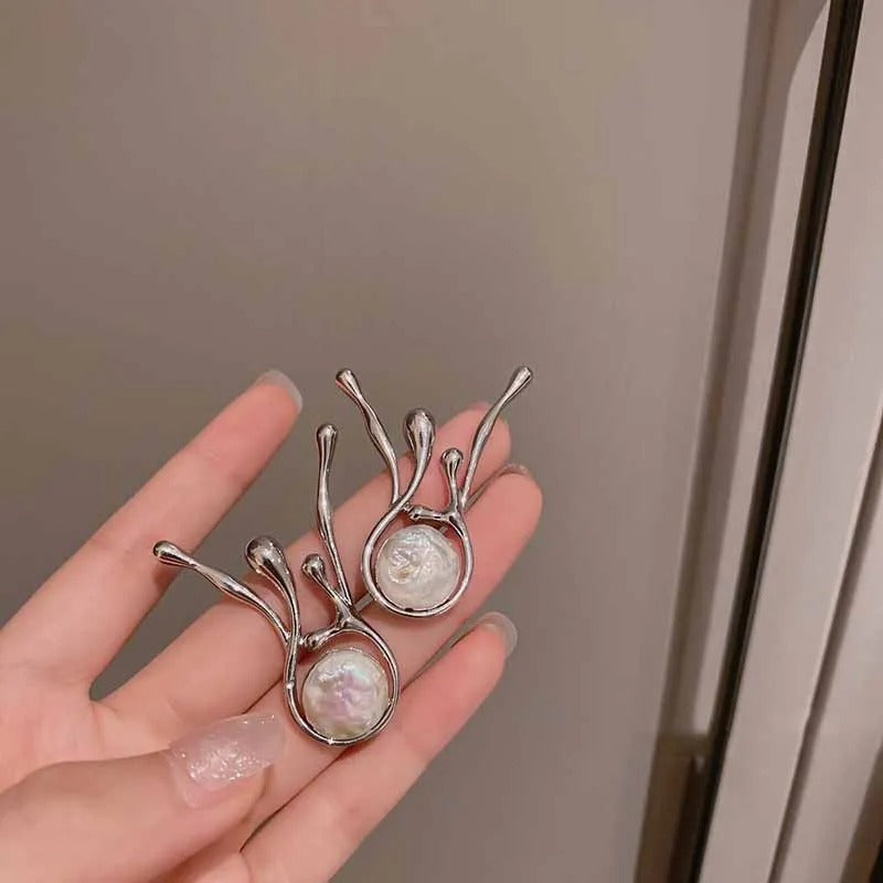 Alice – Pearl and silver earrings
