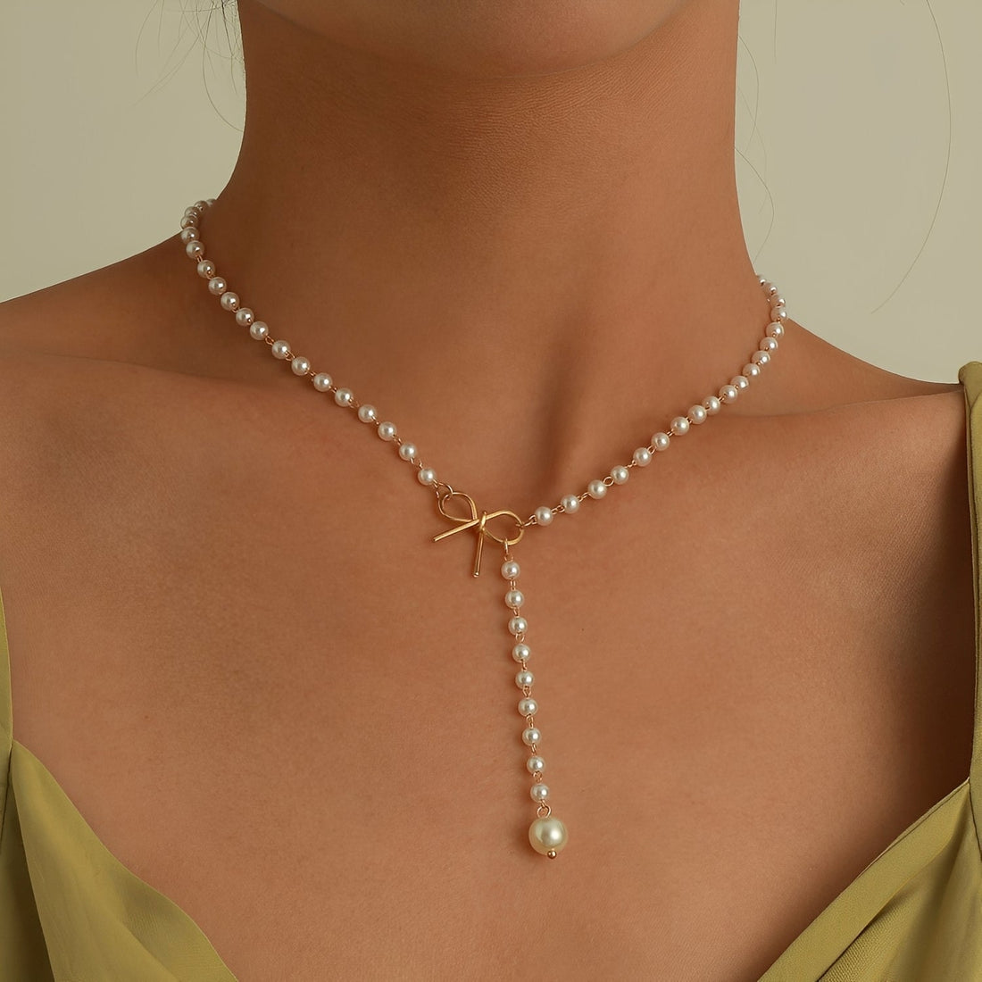Antoneth – Necklace with bow pendant with pearl