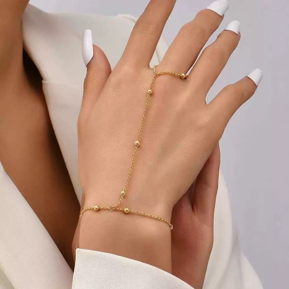 Lisa – Pearl chain bracelet and gloves