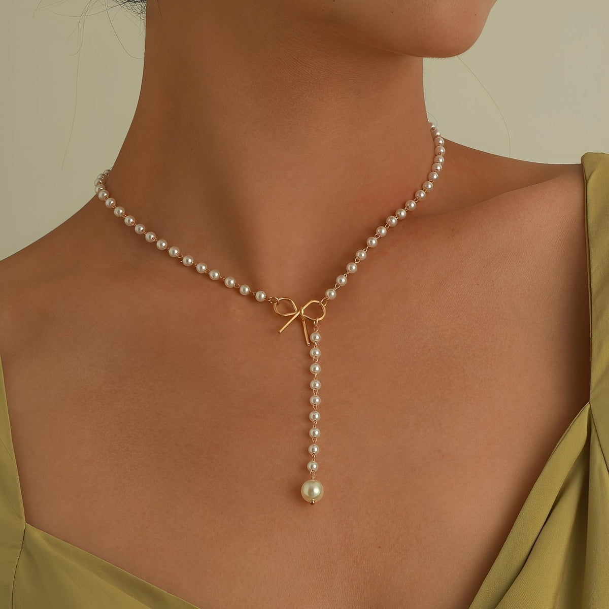 Antoneth – Necklace with bow pendant with pearl