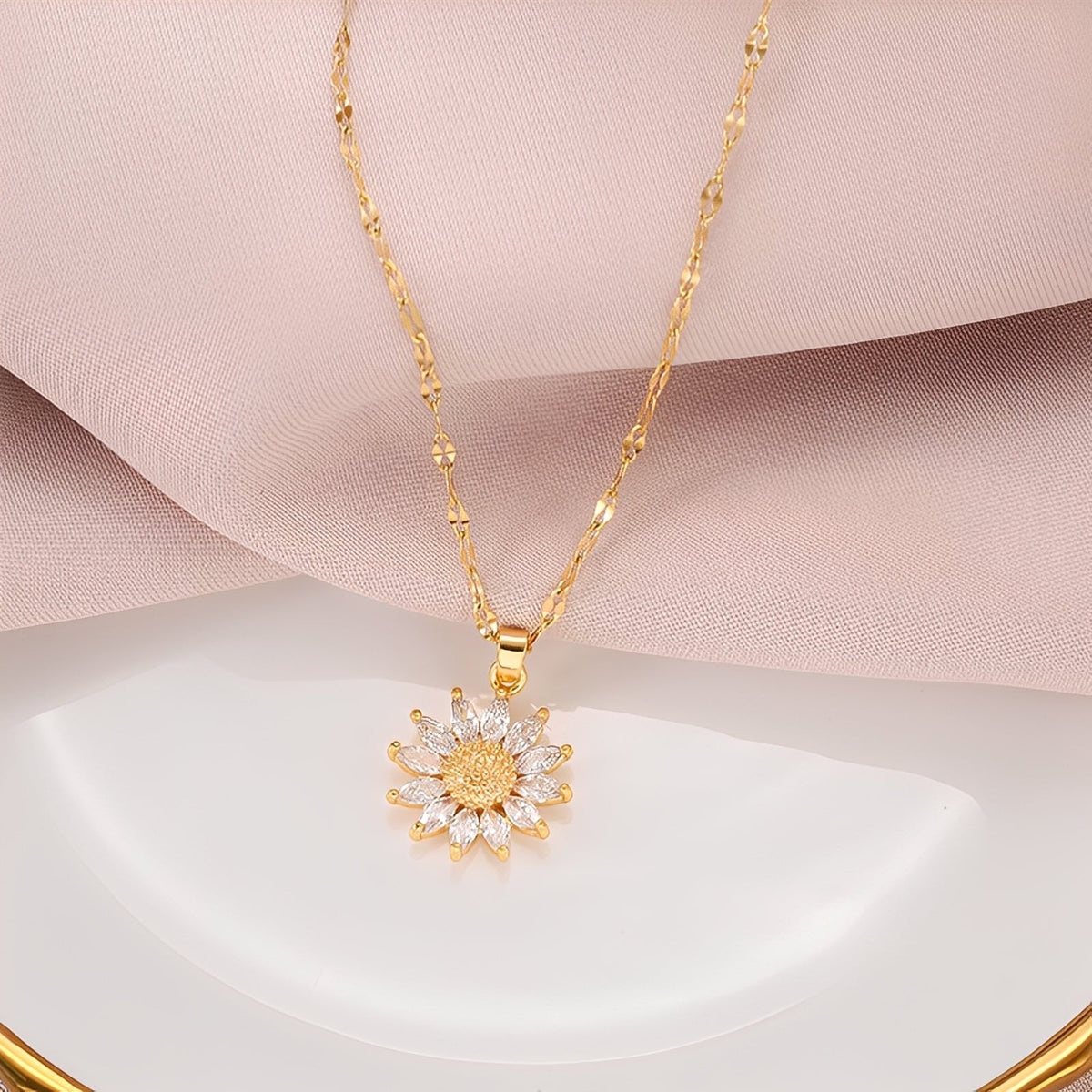 Manon – Bright sunflower necklace in gold