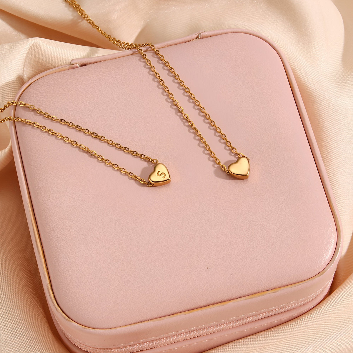 Amora – Necklace with initials in heart shape gold plating