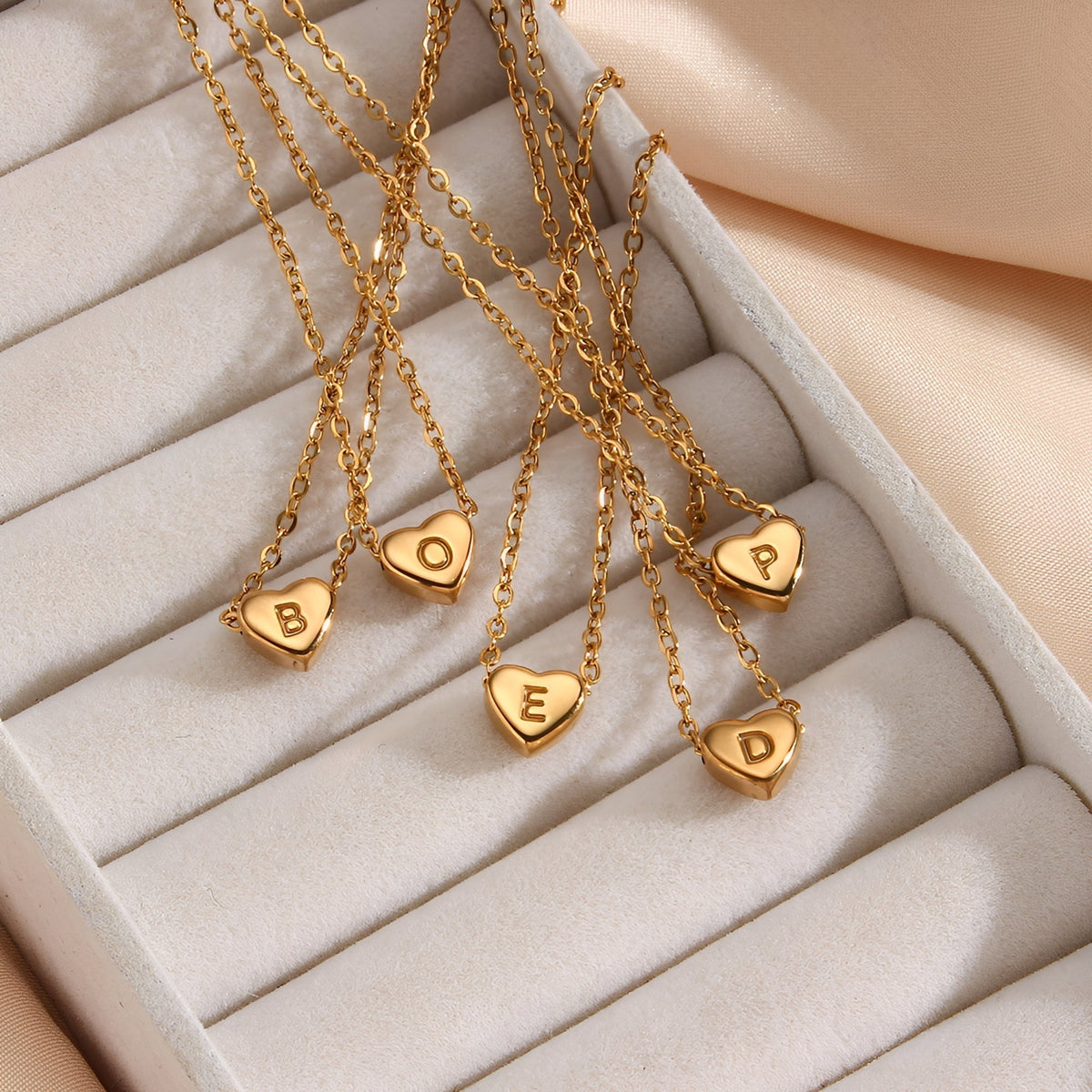 Amora – Necklace with initials in heart shape gold plating