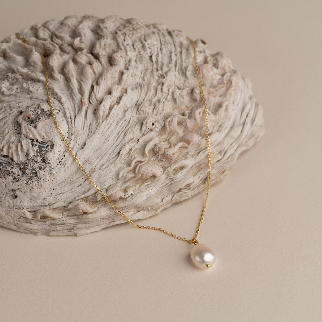 Gold pearl necklace - Shiny pearl pendant