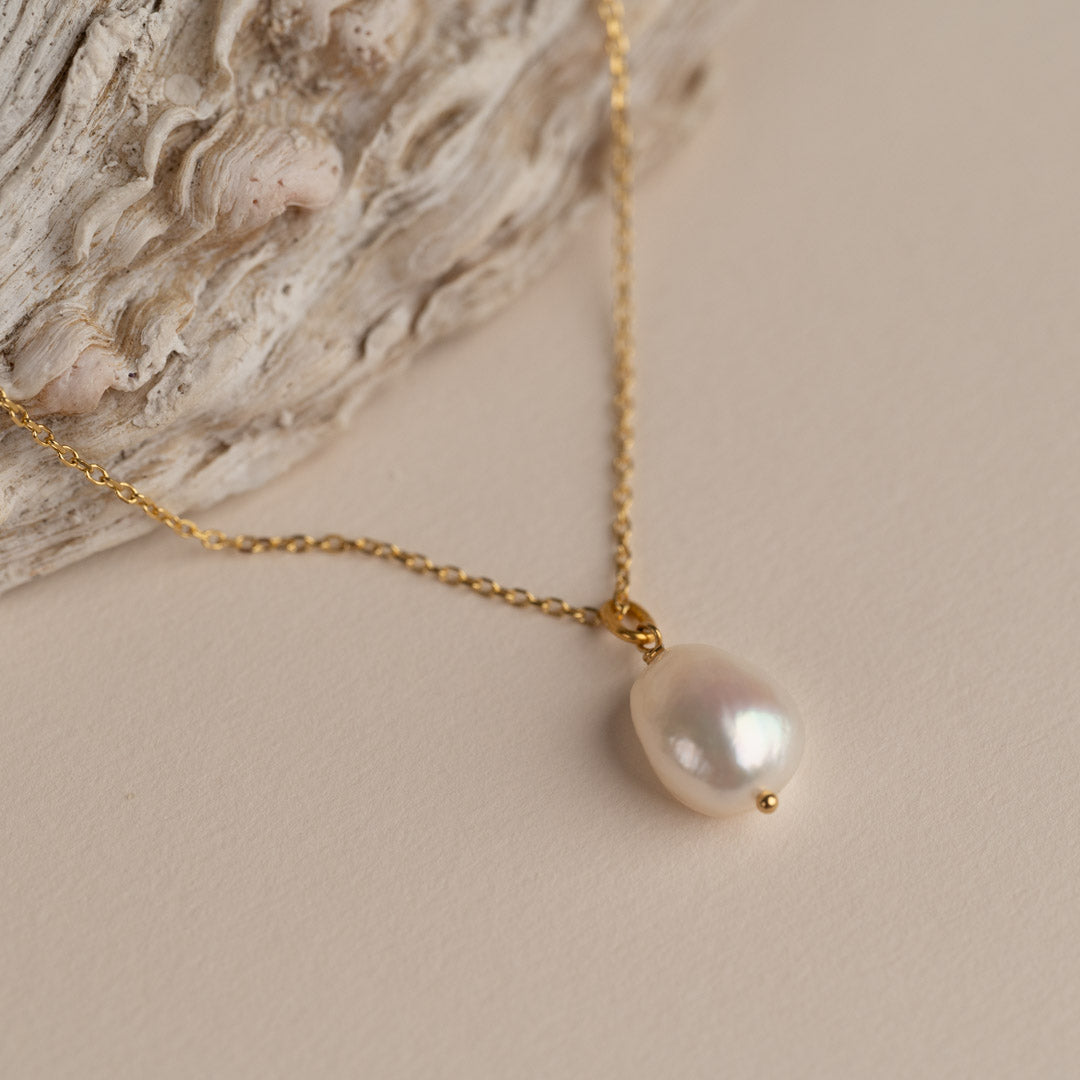 Gold pearl necklace - Shiny pearl pendant